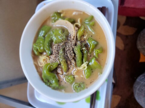 甘長とうがらしとハムの豚骨醤油ラーメン